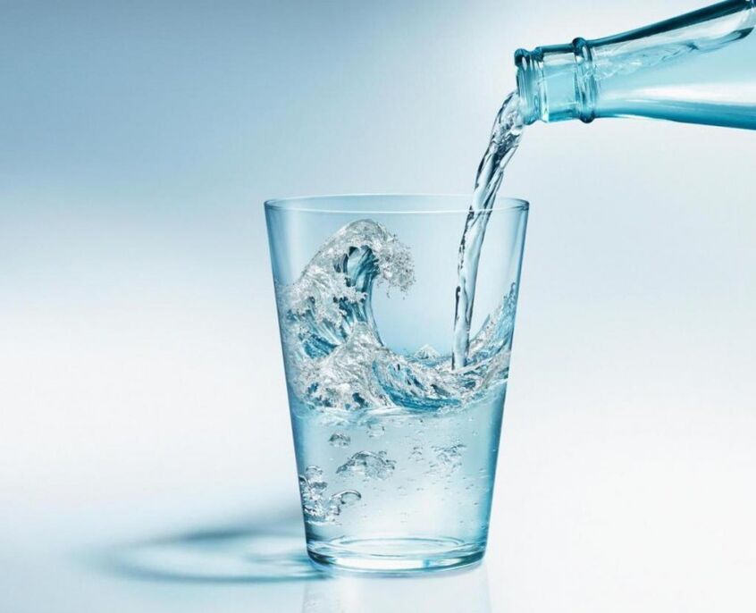 در طول رژیم نوشیدن باید مقدار زیادی آب تمیز بنوشید