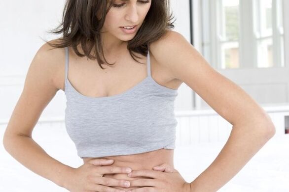 درد در ناحیه شکم یکی از اولین علائم احتمالی پانکراتیت است. 